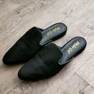 Pointed velvet mule shoes